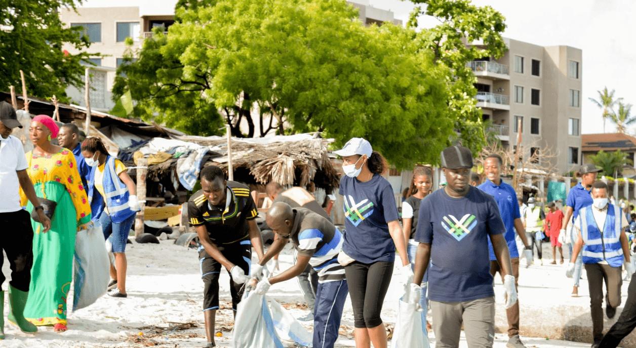 GivingTuesday volunteers helping a beach cleanup in Tanzania.